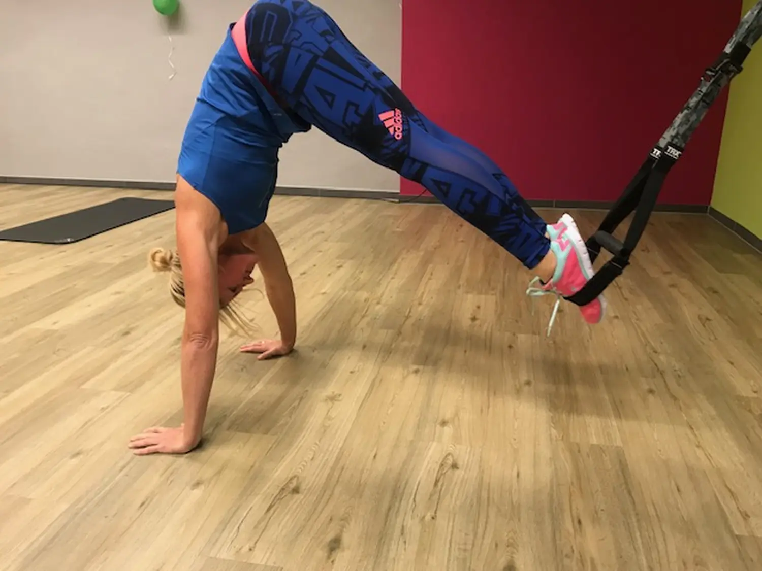 Körper akademie, Eine Frau macht Sport