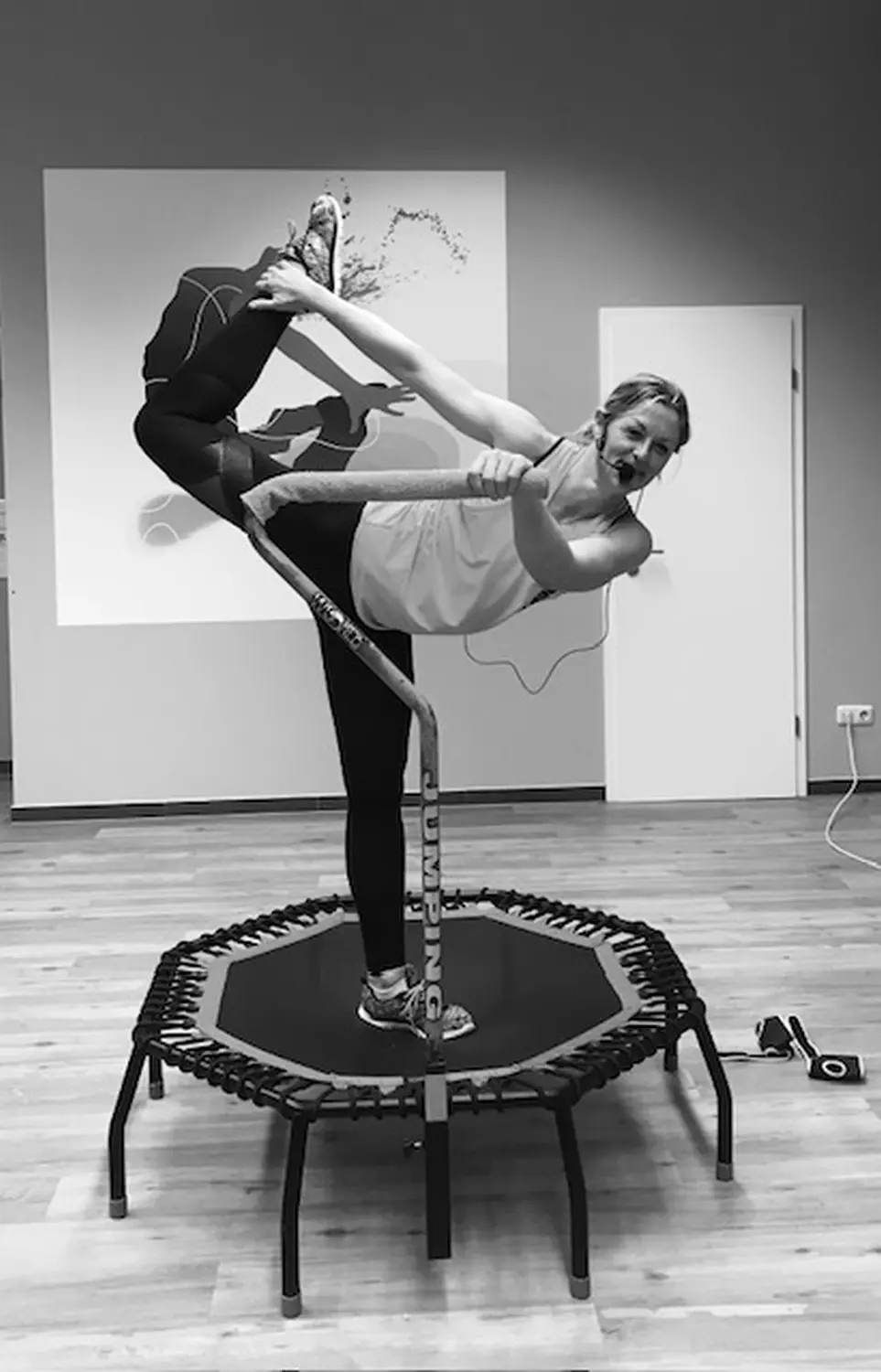 Körper akademie, Ein Mädchen beim Stretching