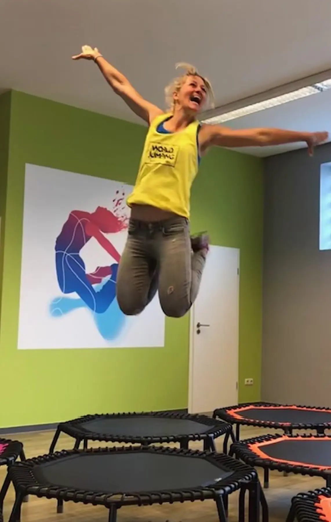 Körperakademie, Eine Frau macht Trampolinsprung-Übungen
