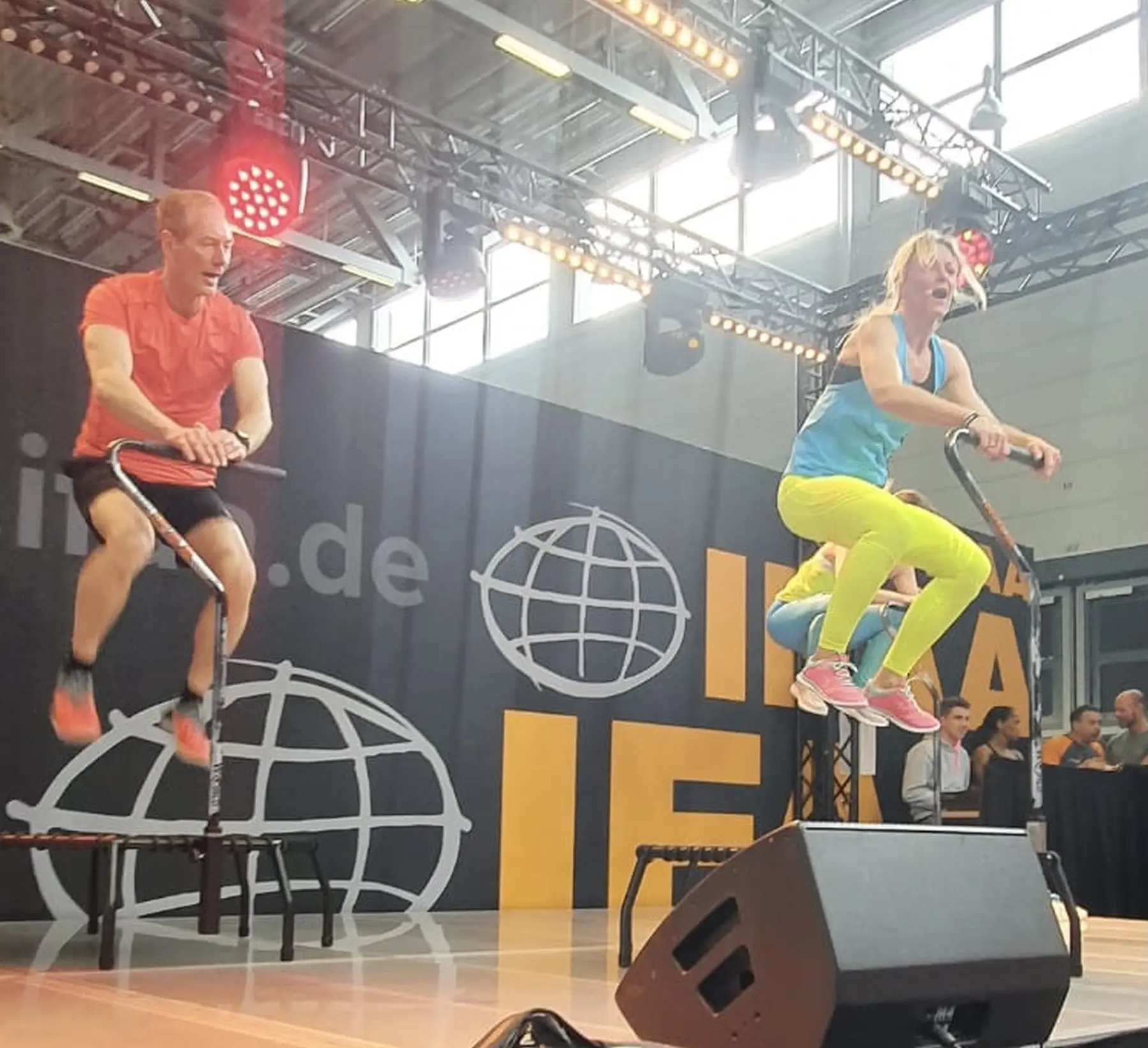 Veranstaltung der Körperakademie, Fitnessteam beim Trampolinspringen