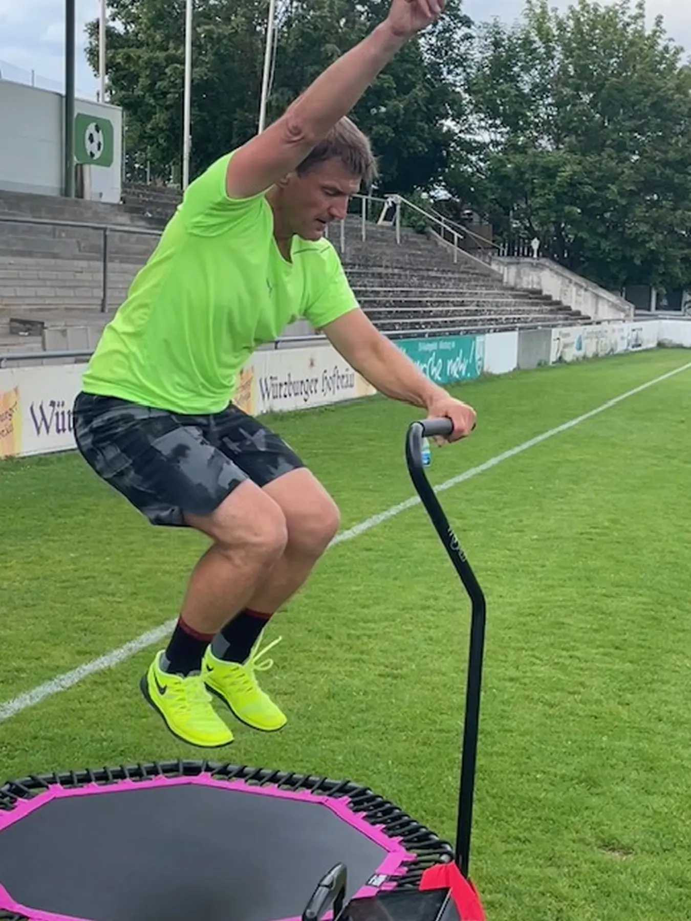 Körperakademie, Ein Mann macht Trampolinturnen