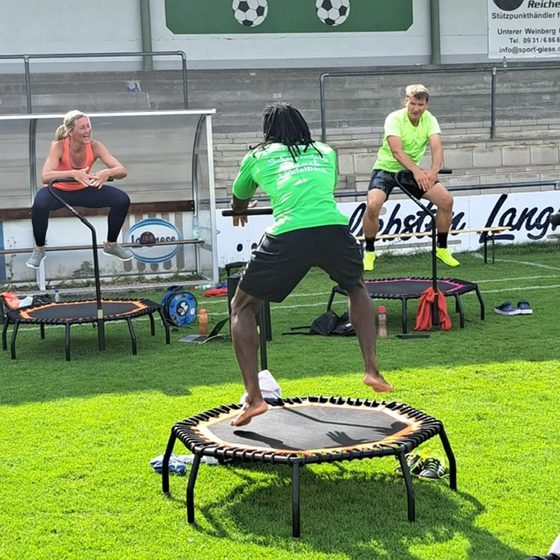 Körperakademie, Frauen machen Übungen auf dem Trampolin