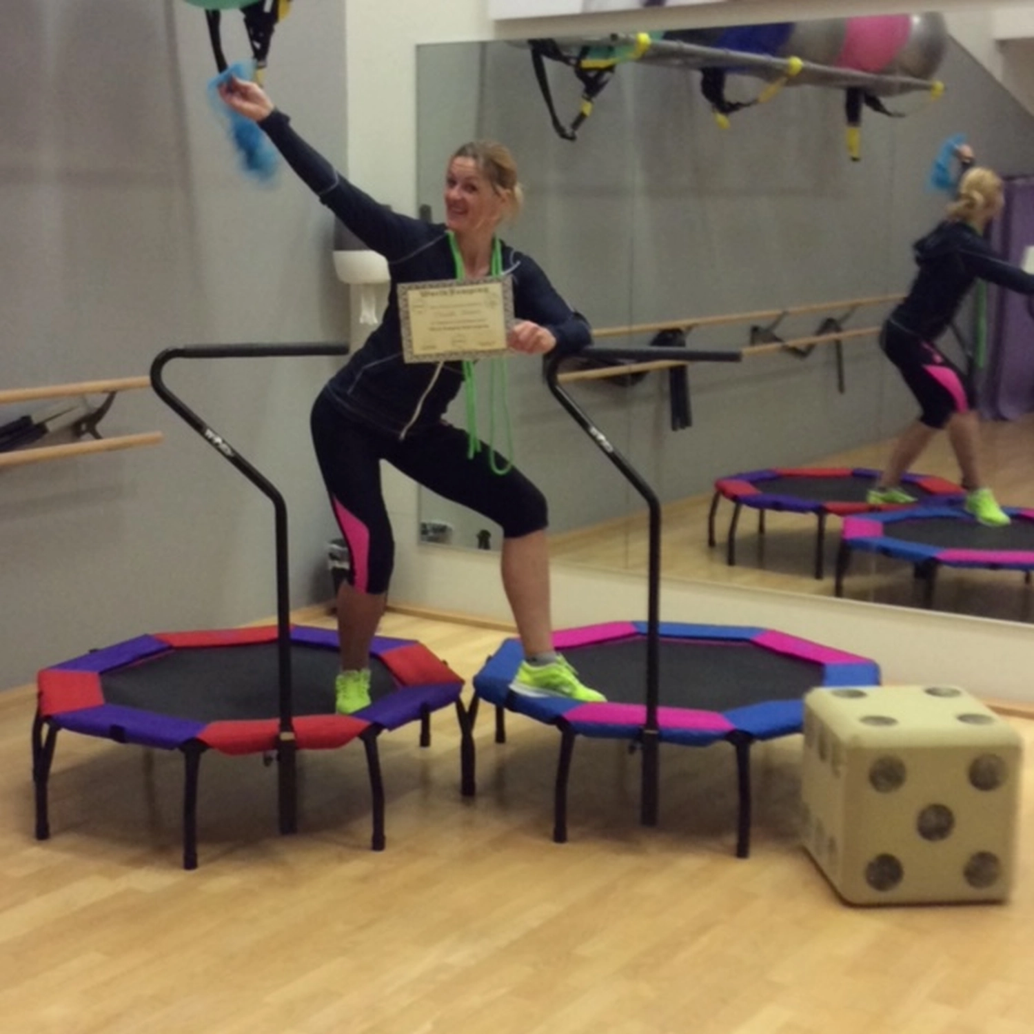 Veranstaltung der Körper Akademie, Eine Frau springt auf einem Trampolin