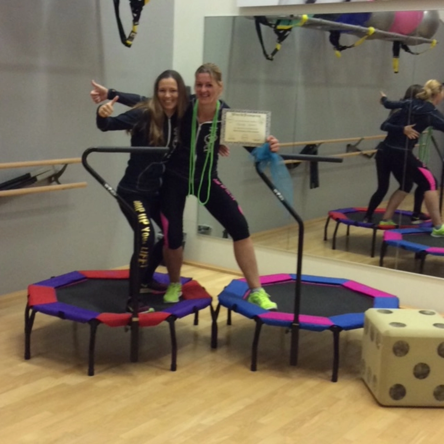Veranstaltung der Körper Akademie, Frauen springen auf einem Trampolin