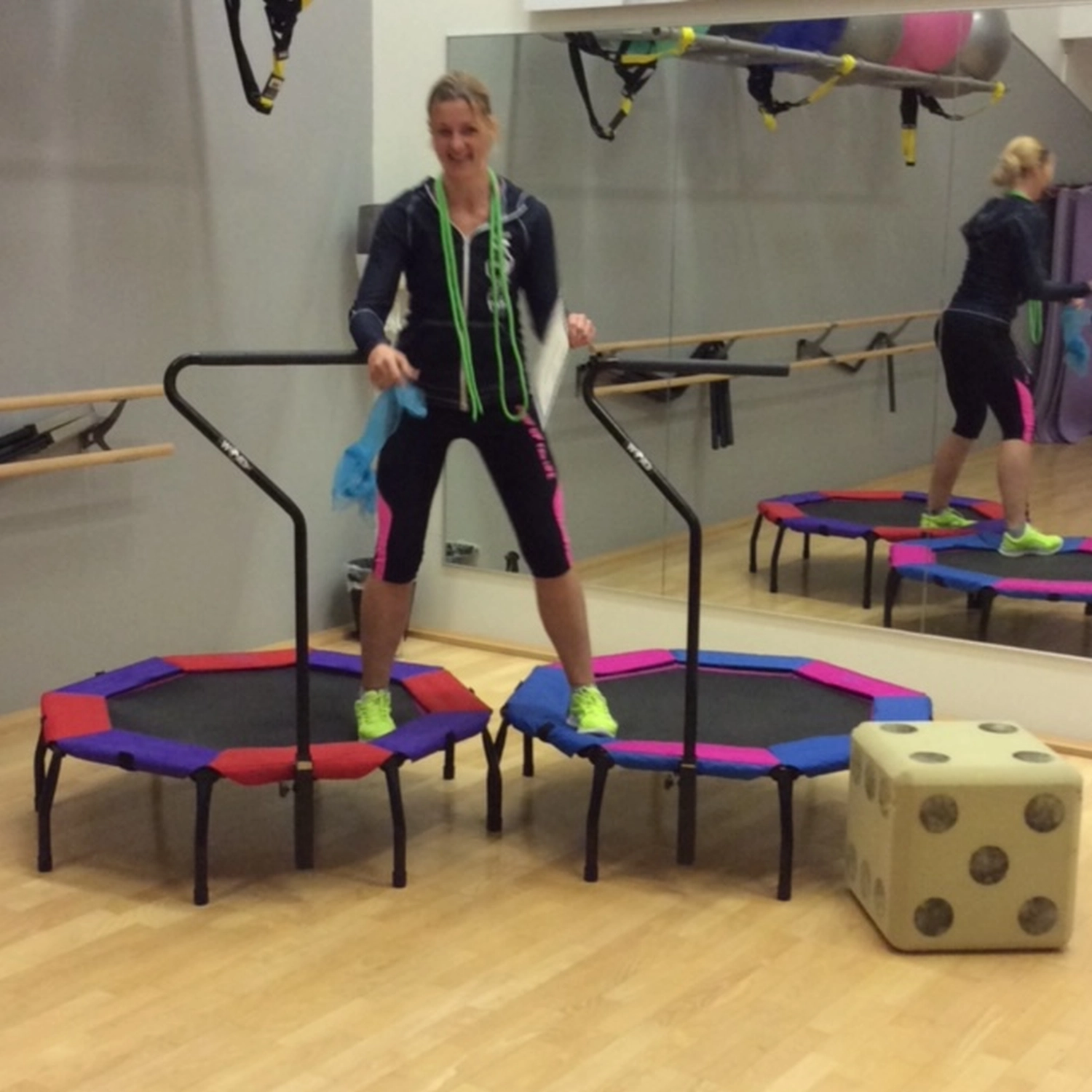 Veranstaltung Körper akademie, Eine Frau steht auf einem Trampolin