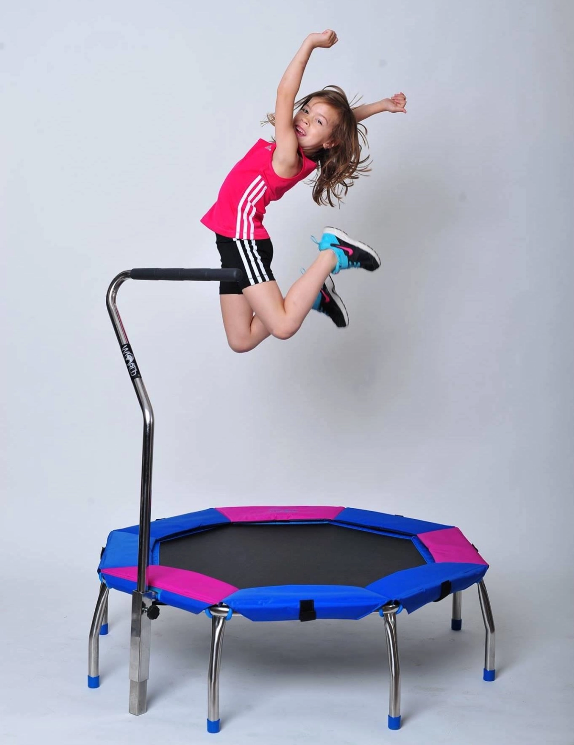 Veranstaltung der Körper Akademie, Ein Mädchen springt auf einem Trampolin
